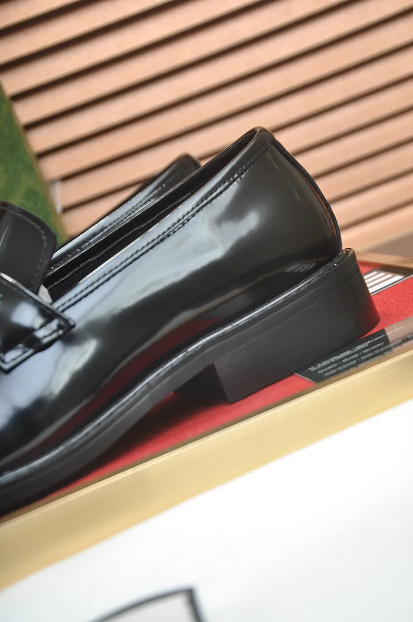 Men's shoes💰460💶Italy's top luxury men's shoes giant [GUCCI Gucci] has a new model 🍃Original European style🔰 Pleasant to the eye😍In order to make the shoes more durable and non-deformable🌀The production continues to follow traditional methods but there is still no lack of innovation💪The original cowhide is chosen for the leather♻️ Smooth, natural and exceptionally bright⭐Made of imported cowhide, the first choice of the rich 38-45 (45 customized)